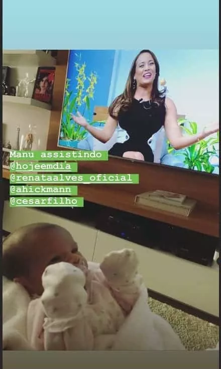Manuella assistindo Renta Alves em fofa foto de Ticiane Pinheiro