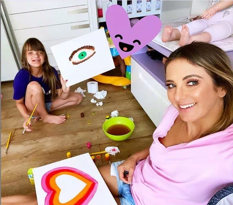 Ticiane Pinheiro pintando com a filha Rafaella Justus