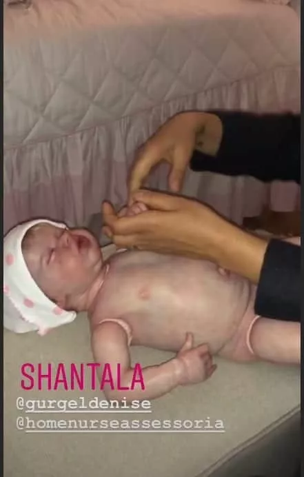 Ticiane Pinheiro usando boneca de Rafa parecida com recém-nascido