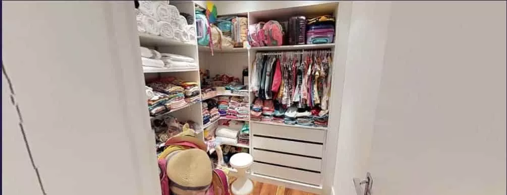 O closet todo arrumadinho no quarto de Titi, filha de Giovanna Ewbank