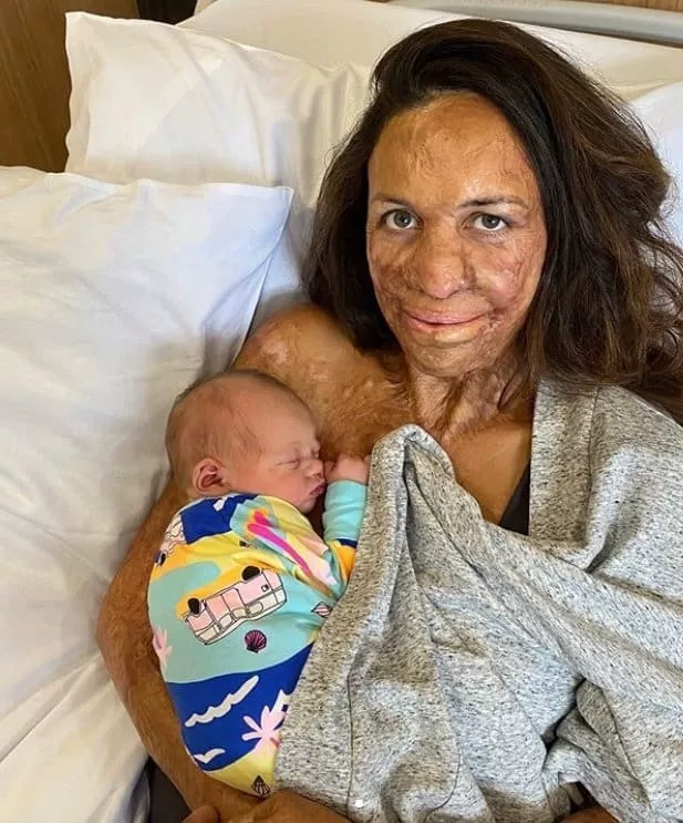 A mãe Turia Pitti ao lado de seu bebê recém-nascido