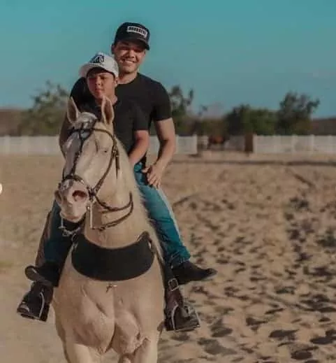 Yudhy montando cavalo com seu pai Wesley Safadão