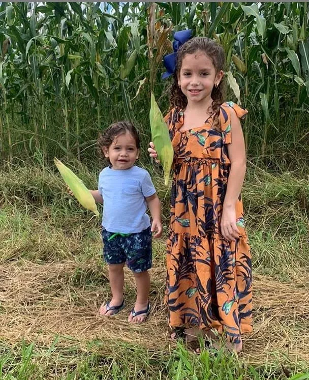 Filhos de Wesley Safadão colhendo milho na fazenda do cantor