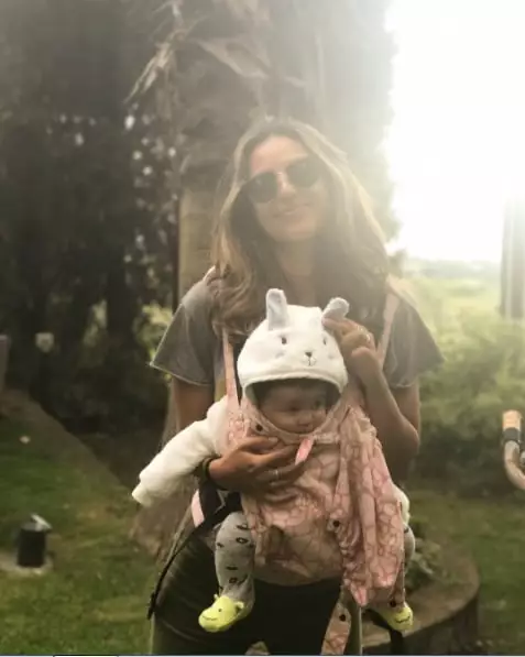 A atriz Yanna Lavigne com a filha Madalena na Itália