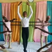 O garoto estuda ballet em uma escola da Nigéria
