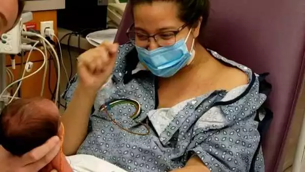A grávida estava sedada quando os médicos optaram pela cesariana 