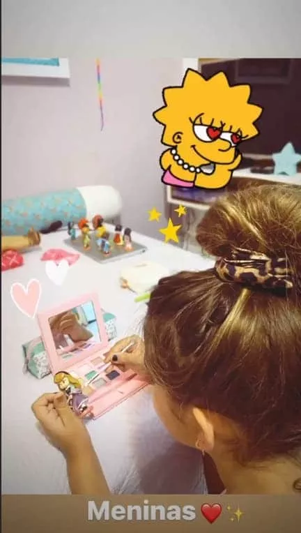 Filha de Grazi Massafera brincando de se maquiar