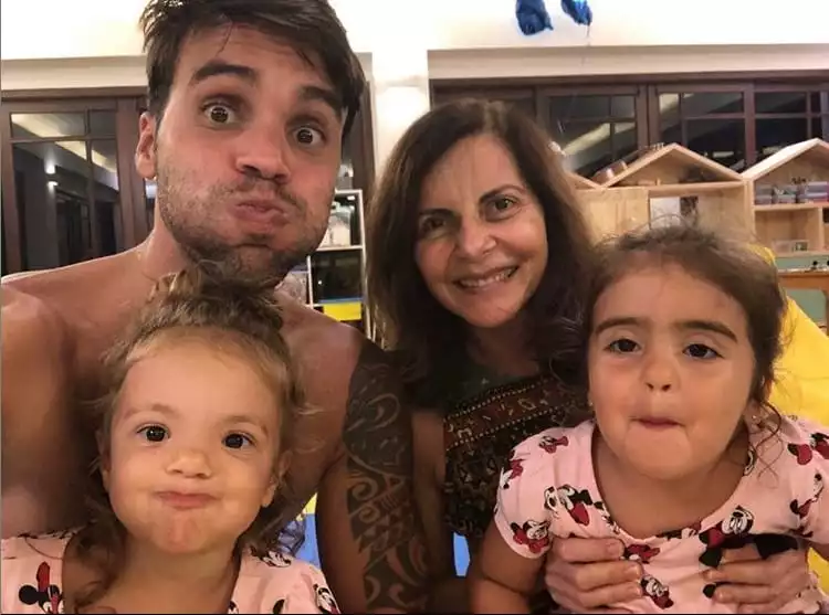 Sogra de Ivete Sangalo com as bebês da cantora