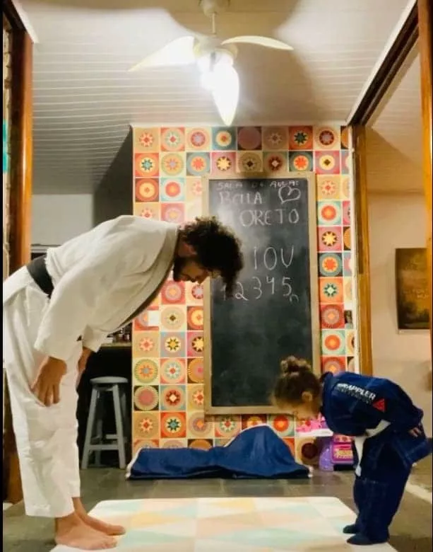José Loreto praticando o judô com a filha