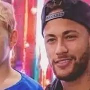 Neymar surgiu com o irmãozinho de Davi Lucca no colo