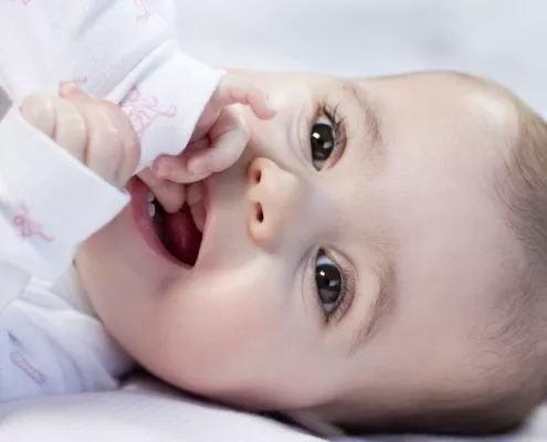 Aprenda o que comum quando começam a nascer os dentes do bebê