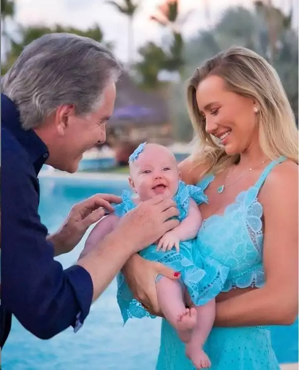 Roberto Justus com a filha bebê e a esposa