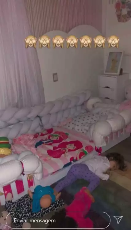 Bebê de Thaeme dormindo no chão no quarto após reforma
