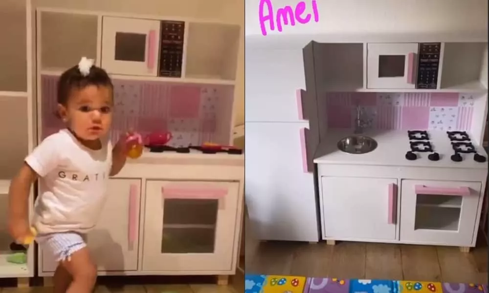 A filha mais nova de Ticiane Pinheiro na cozinha de brinquedo