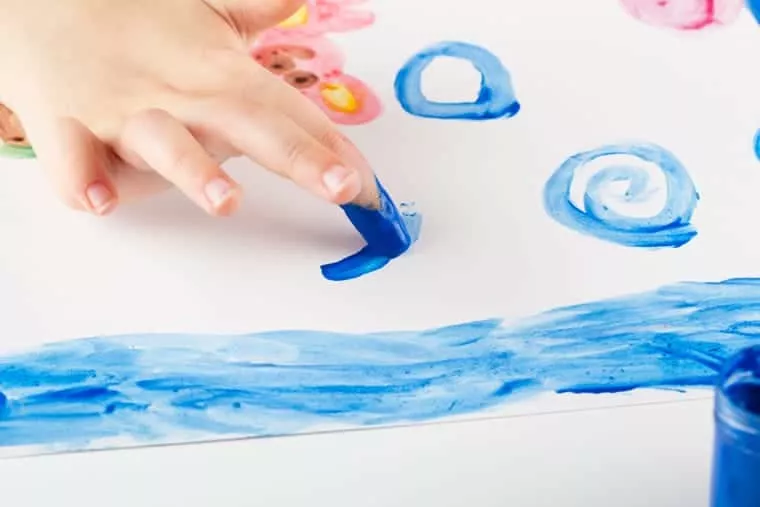 Dentre as atividades lúdicas mais simples está a pintura a dedo