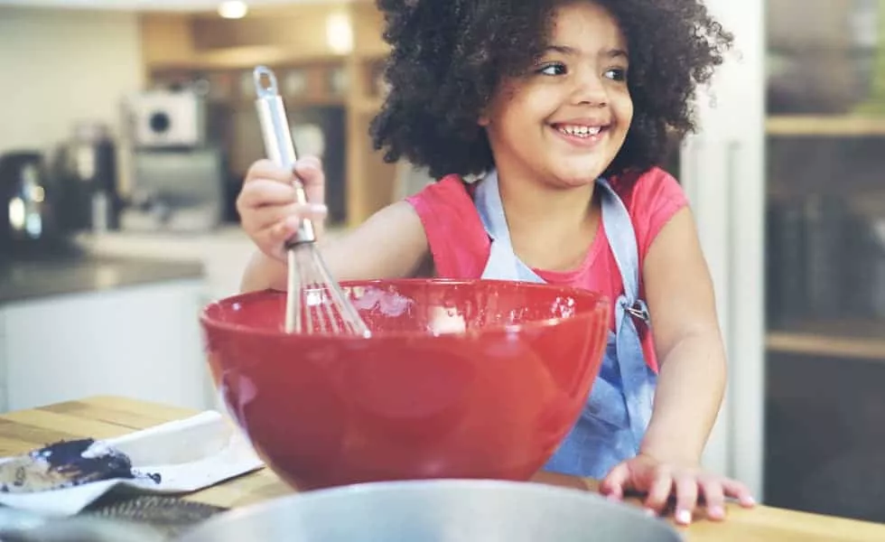 Cozinhar com os pequenos é uma boa atividades para o Dia das Crianças
