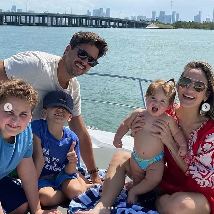 Claudia Leitte no barco com sua família