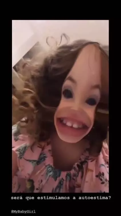 Débora Nascimento mostrou o rosto da filha com um filtro