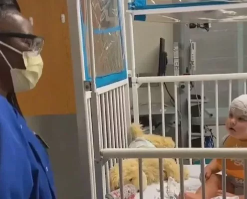 O bebê estava bem triste no hospital, até que conheceu a enfermeira