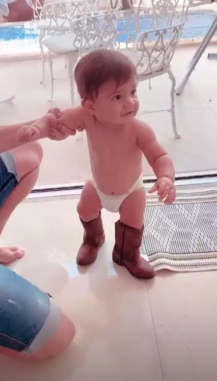 Bebê de Marília Mendonça usando botas de cowboy