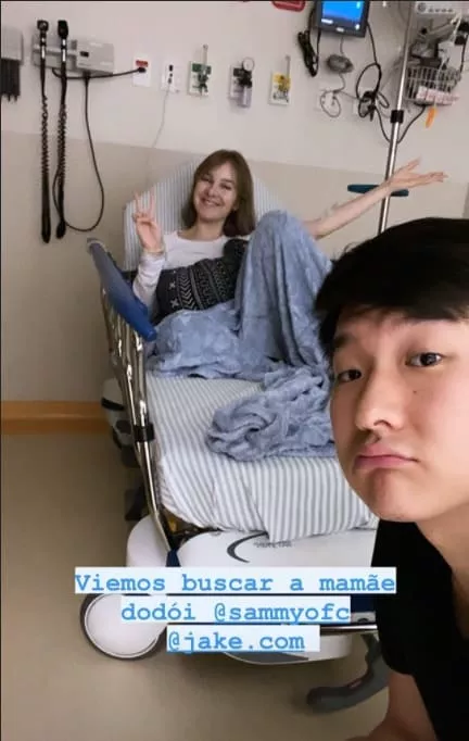 Sammy no hospital com o marido Pyong Lee