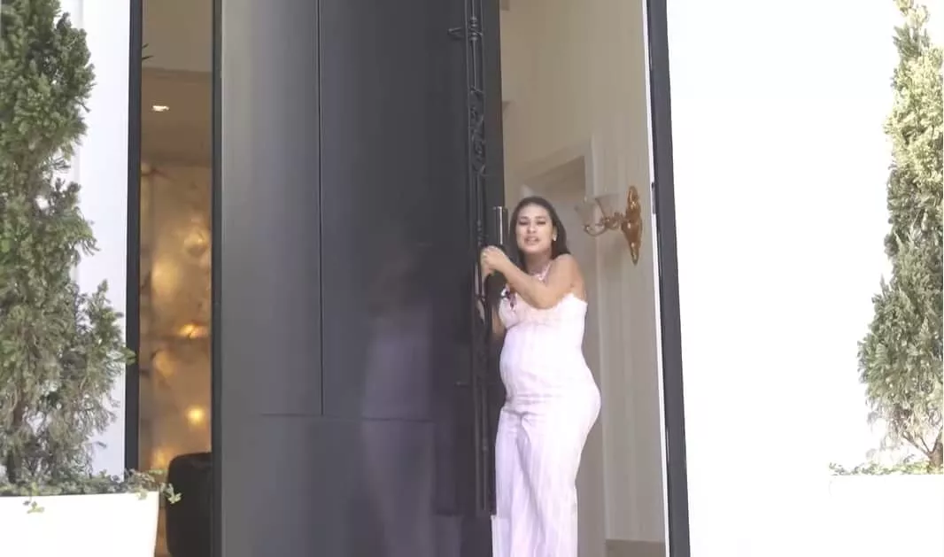 Simone e a porta gigante da sua mansão