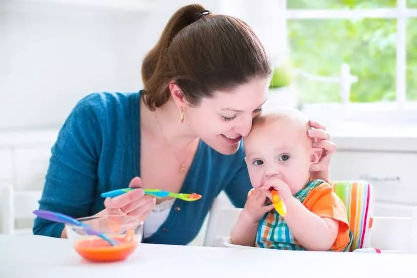 A cadeira de alimentação para bebês precisa fazer parte da rotina da família