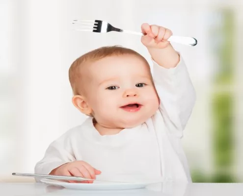 Qual é a idade mais adequada para o seu bebê usar garfo e faca?