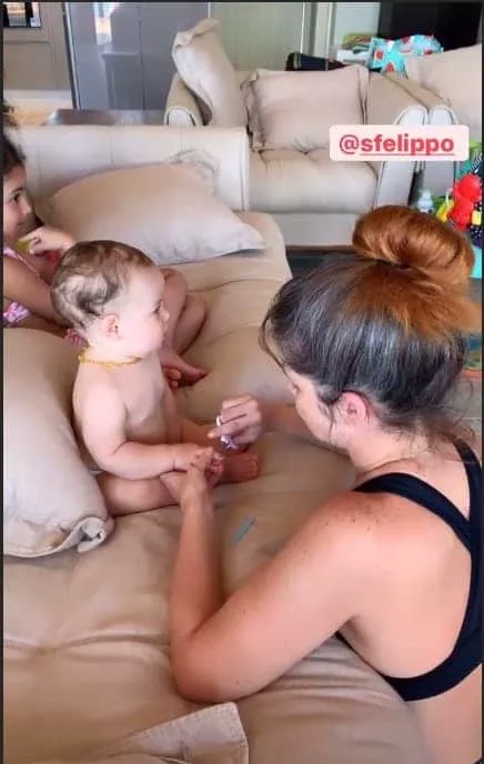 Samara Felippo cortando as unhas do bebê de Giselle Itié