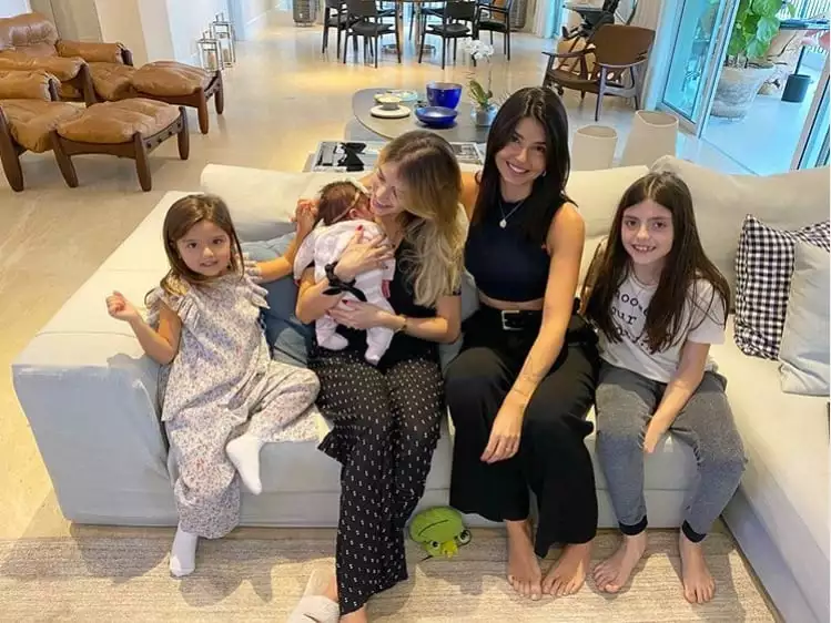 Filha recém-nascida e filha mais velha do ex-jogador Kaká
