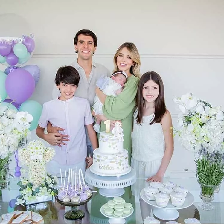 Kaká ao lado da esposa e de seus filhos