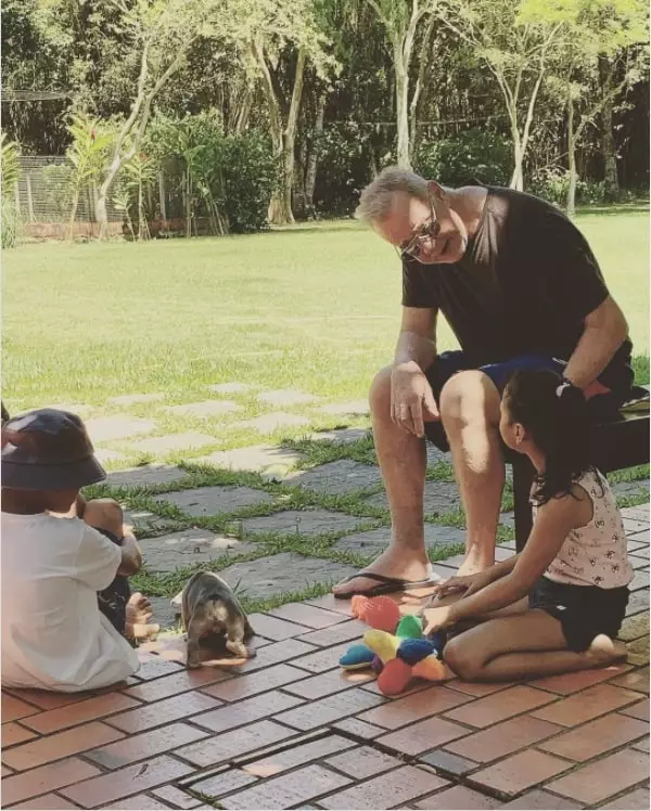 O ator Luiz Fernando Guimarães com os filhos