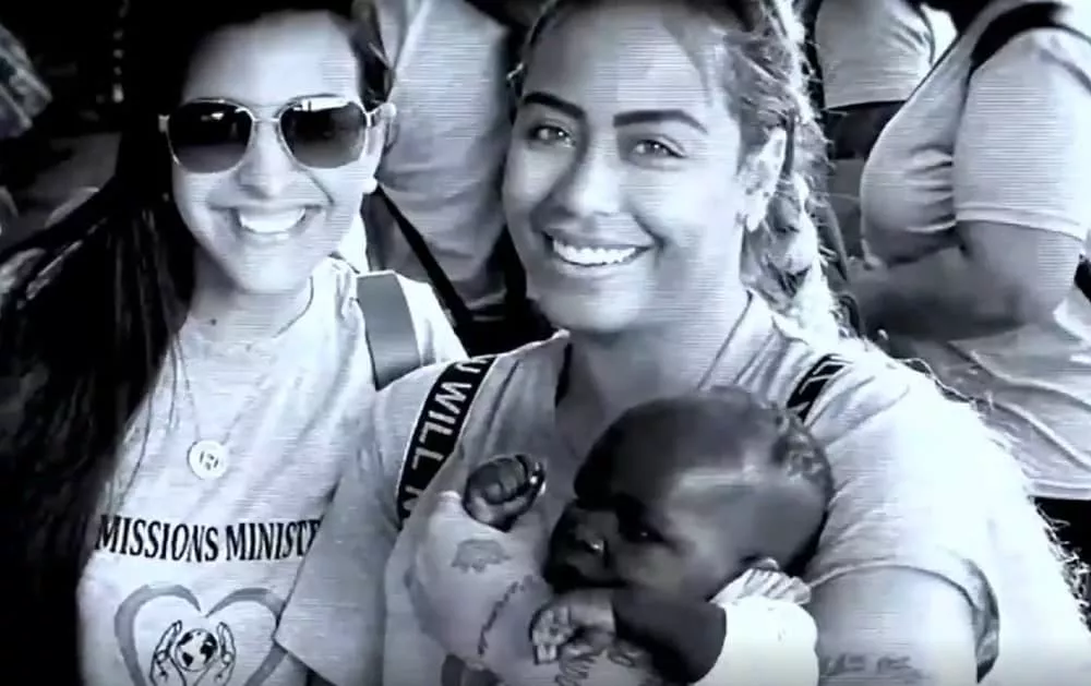Rafaella Santos visitando o orfanato