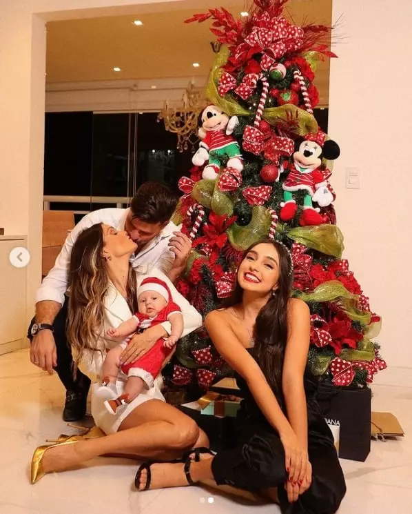Flávia Viana com os filhos e noivo em frente a sua árvore de Natal