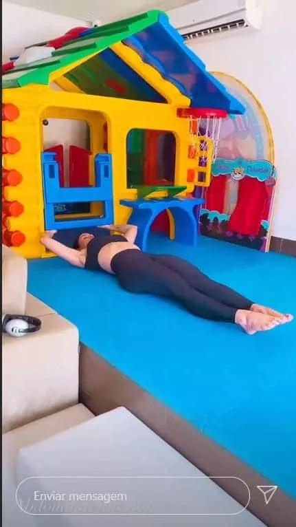 Andressa Suita se exercitando no quarto de seus filhos com Gusttavo Lima