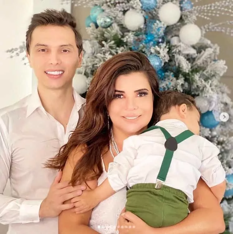 Mara Maravilha com seu marido e seu bebê