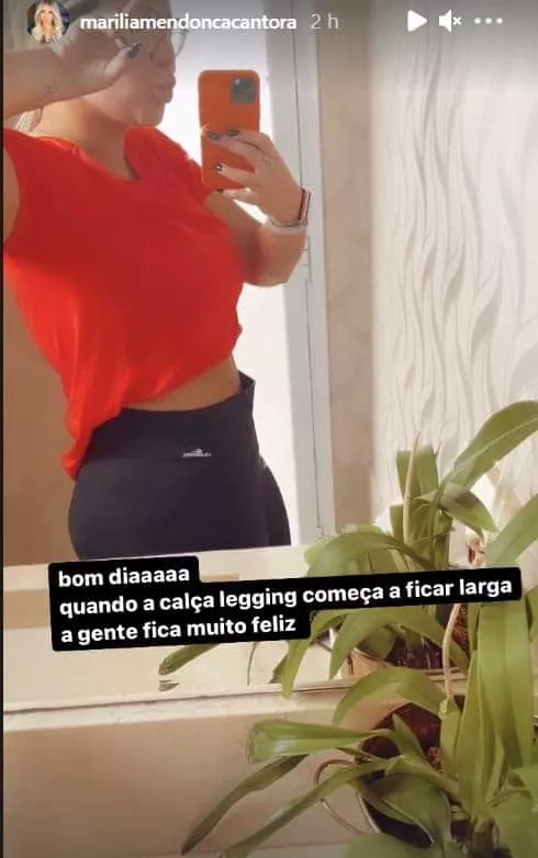 Marília Mendonça exibindo barriga pós-parto