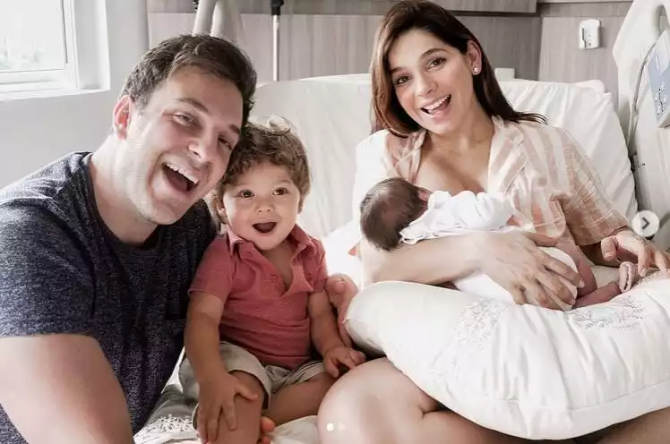 Sabrina Petraglia com seus filhos e o marido