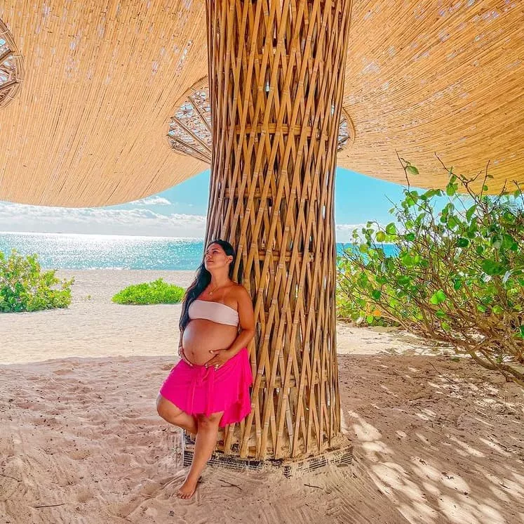 Simone e seu barrigão de grávida na praia