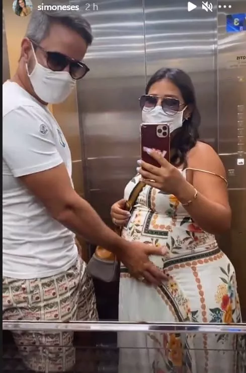 Simone com o barrigão de grávida em Cancun