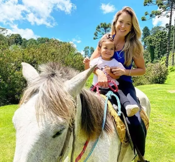 A apresentadora Ticiane Pinheiro andou a cavalo com a filha Manu