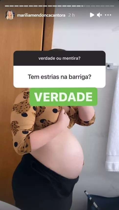 Marília Mendonça exibindo a barriga quando estava grávida