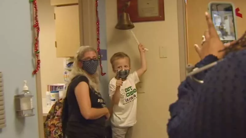 Após 60 sessões de quimioterapia, o garoto teve alta