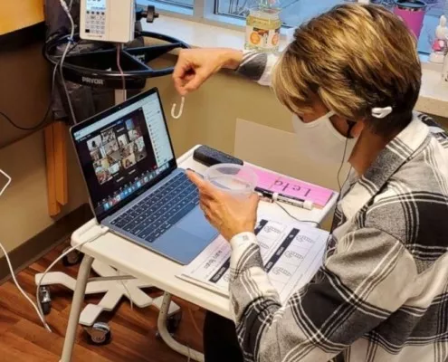 Aproveitando as aulas online, a professora continua lecionando, mesmo do hospital