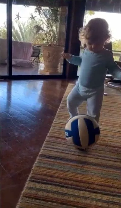 Clara Maria, filha de Rafael Vitti, jogando bola