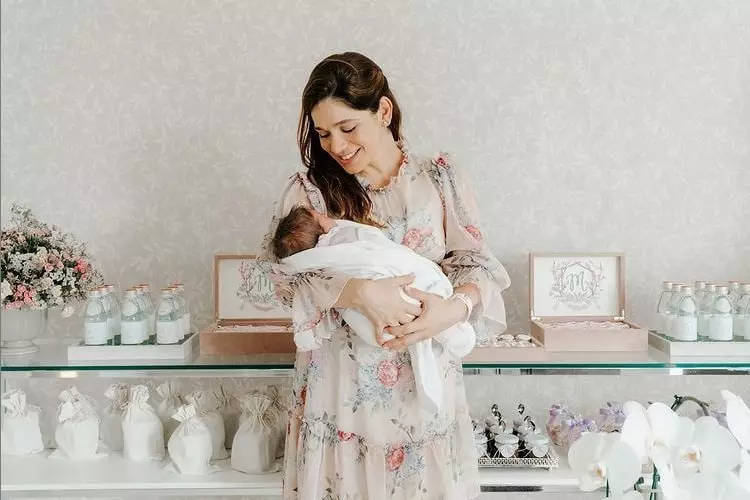 Sabrina Petraglia com sua bebê Maya