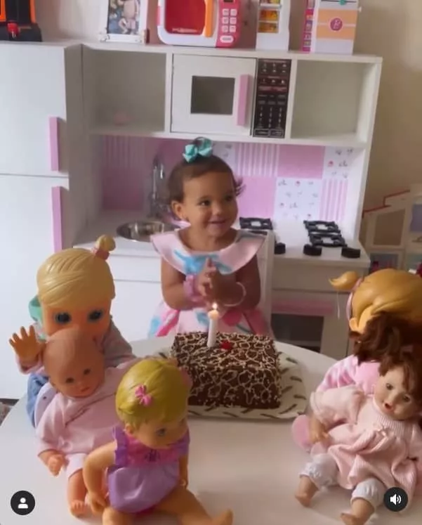 Filha de Ticiane Pinheiro com a cozinha planejada de brinquedo