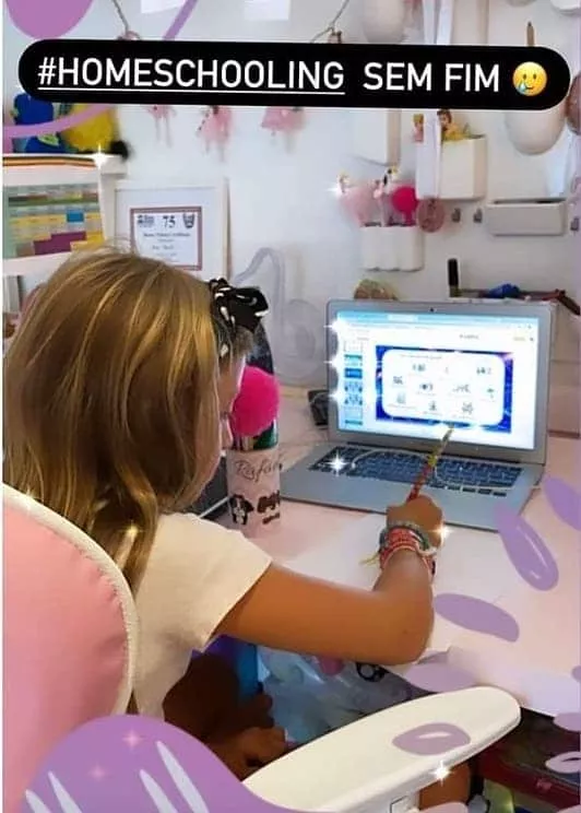 Filha de Angélica tendo aulas online no seu quarto