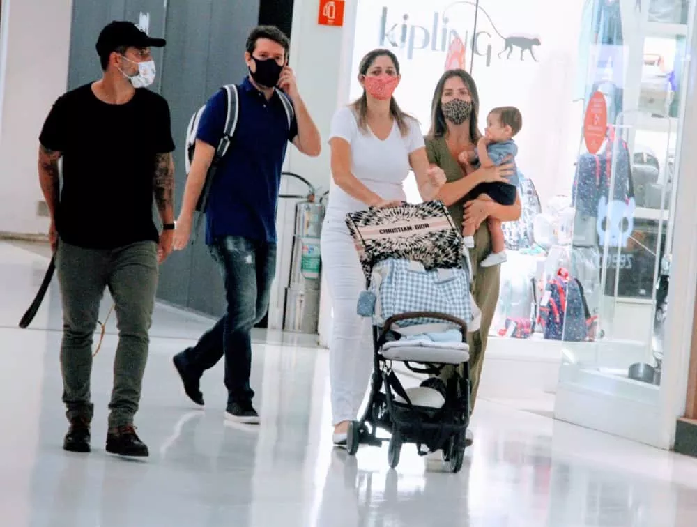 Bruno Gagliasso e Giovanna Ewbank com o filho Zyan e a babá do menino