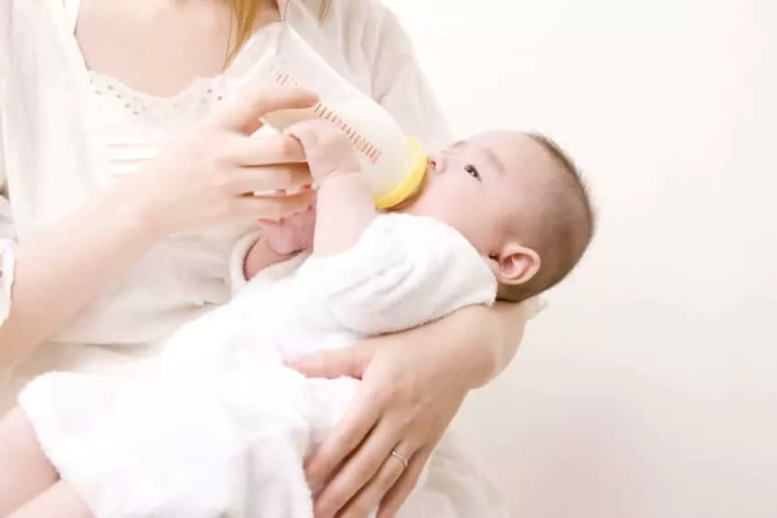 O engasgo de bebê é bem comum durante a amamentação